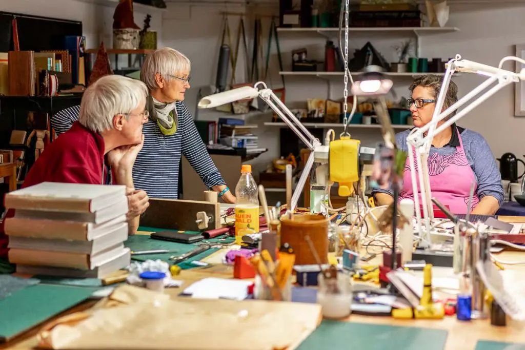 Wer das Buchbinden lernen möchte sollte einen Workshop in der Buchbinderei in Bremen besuchen