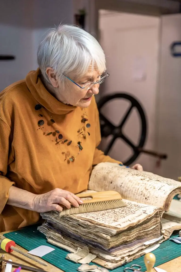Birgit Drücker restauriert Bücher in Bremen